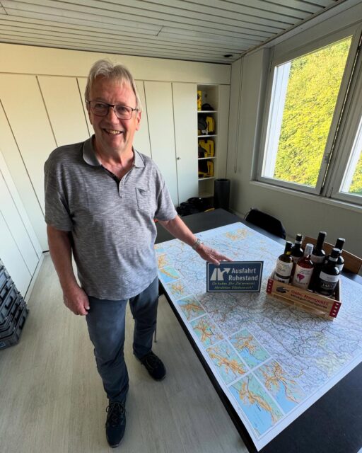 Sie haben Ihr Ziel erreicht - Ausfahrt Ruhestand. 🚚 Eine Legende verlässt das Gelände. 💨

Mit seinem enormen Fachwissen, seiner geduldigen Art und ganz viel Herzblut begleitete Urs Schmid alle unsere Lernenden seit über 10 Jahren als Coach. Nun geht er in den wohlverdienten Ruhestand. Wir danken dir von Herzen, lieber Urs, und wünschen dir für die Zukunft nur das Allerbeste. 🍀