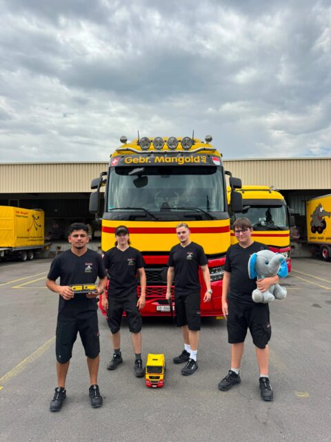 Vollgas in Richtung Zukunft! 🚚💨
Wir durften heute 4 Nachwuchstalente in unserem Team willkommen heissen:
🐘 Shir, Strassentransportpraktiker EBA
🐘 Lucien, Strassentransportfachmann EFZ
🐘 Gian-Luca, Kaufmann EFZ
🐘 Lukas, BVJ-Praktikum Strassentransport
Wir wünschen euch einen tollen Lehrstart und freuen uns, euch auf eurem Weg ein Stück zu begleiten. 🤝
Die Lernenden von heute sind die Profis von morgen. 😁
#transportundlogistik #gebrmangoldag #berufsbildung #lernende #profisvonmorgen